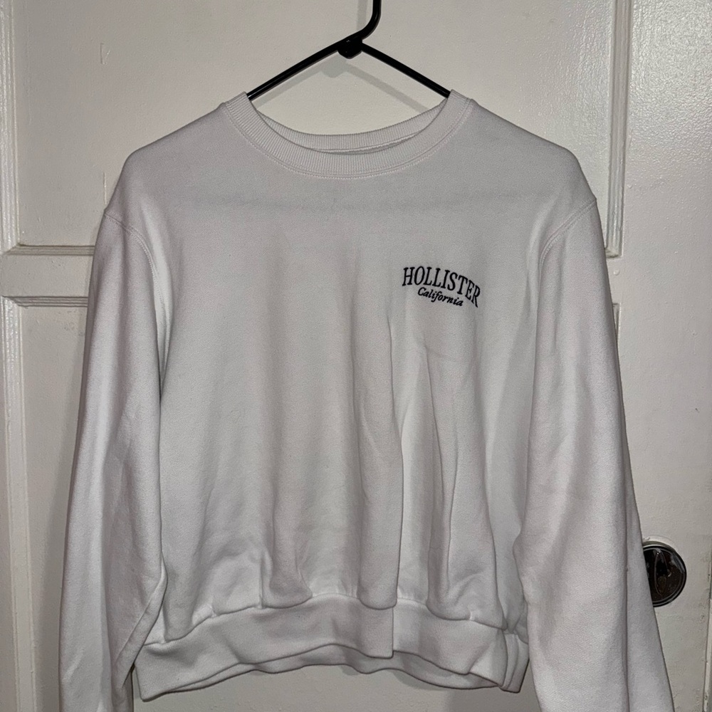 Hollister Women's Classic White Crew Neck Sweater